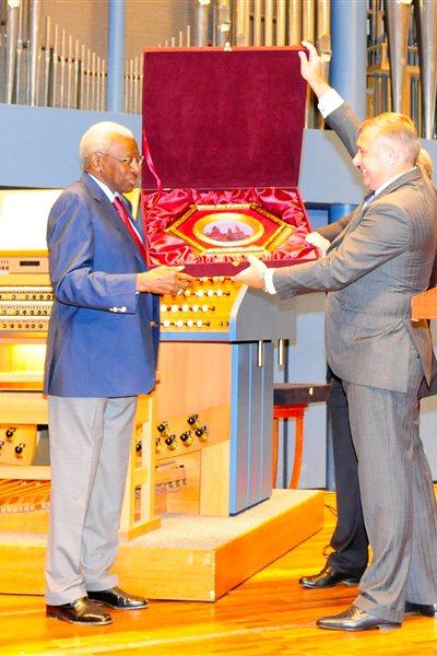 Moscow 2013 Lunch, 2 Sep Daegu, Korea: Lamine Diack is presented with a gift from the Moscow 2013 LOC (IAAF)