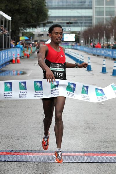 Feyisa Lilesa wins the Houston Half-marathon (Victah Sailor)