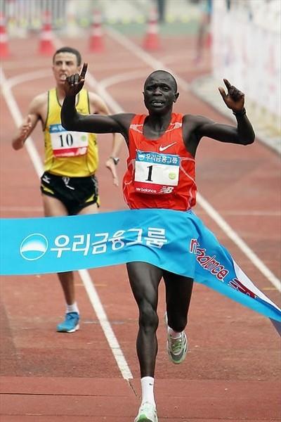 David Kiyeng winning the 2010 Joongang Seoul Marathon (Joongang Marathon organisers)
