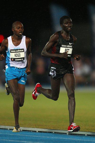 Emmanuel Bett on the way to winning the Zatopek 10 Men's 10,000m during the 2011 Zatopek Classic (Getty Images)