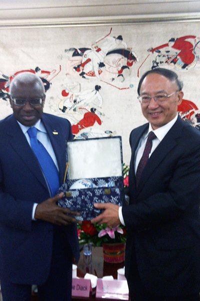 Lamine Diack with China’s Sport Minister Liu Peng (IAAF)