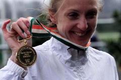 Paula Radcliffe with the women's long cross gold medal (© Allsport)