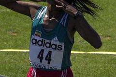 Elated Derartu Tulu crosses finish in Vilamoura (© Allsport)