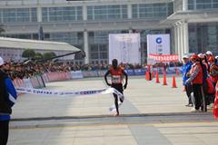Negari Terfa wins the men's race at the 2013 Xiamen Marathon (Organisers)