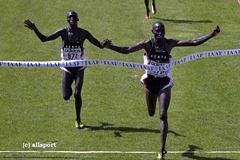 John Kibowen (r) takes a one second win over Sammy Kipketer in the 2000 World short course race (Getty Images)