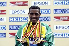 Kenenisa Bekele shows off his four Brussels' golds (two individual and two team) (Victah Sailer)