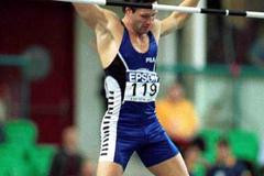 Lisbon 2001 Heptathlon pole vault (© Allsport)