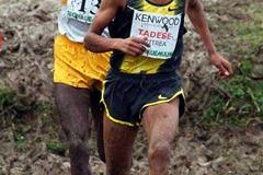 Zersenay Tadese battles in the mud of the Cinque Mulini with Thomas Longosiwa (Lorenzo Sampaolo)