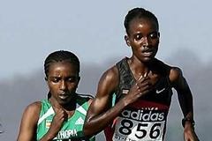 Tirunesh Dibaba (ETH) follows Isabella Ochichi (KEN) - 2005 World Cross Country (Getty Images)