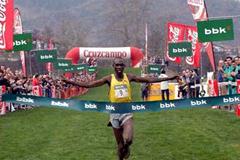 Boniface Kiprop of Uganda takes the win 2004 Amorebieta xc (Argazkari)
