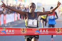 Geoffrey Kipsang wins the RAK Half Marathon (Victah Sailor)