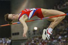 Yelena Slesarenko clears 2.04m and wins the World High Jump indoor title (Getty Images)