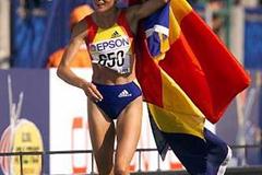 Lidia Simon with the Romanian flag after winning the 2001 World Marathon title (Getty Images)