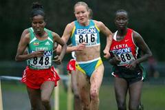 Australia's Johnson (centre) battles with Ethiopia's Kidane (848) and Timbilili (KEN) (Getty Images)
