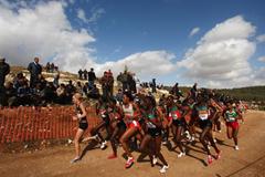 New Zealand's Kim Smith leads the senior women's race in the early stages - Amman WXC 2009 (Getty Images)