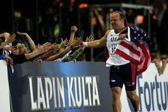 Adam Nelson celebrates winning the men's Shot Put gold medal with the Helsinki fans (Getty Images)