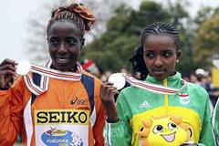 Lornah Kiplagat (NED) and Tirunesh Dibaba (ETH) with medals (Getty Images)