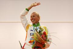 Tamsyn Lewis celebrates her surprise 800m gold medal (Getty Images)