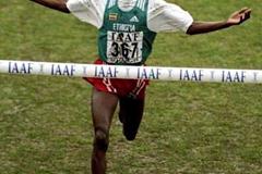 Hailu Mekonnen wins the World Junior title in 1999 (Getty Images)