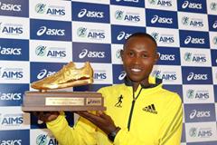 Geoffrey Mutai with his 2012 AIMS/ASICS world male athlete of the year award (AIMS)