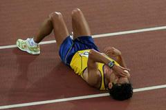 Jefferson Perez celebrates winning the 20km race walk in Helsinki (Getty Images)