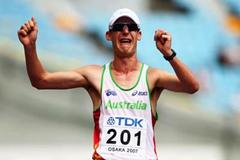 Nathan Deakes of Australia celebrates winning the men's 50km Race Walk in Osaka (Getty Images)