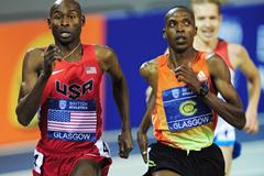 Bernard Lagat passes Augustine Choge in the 3000m at Glasgow (Getty Images)