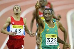 Mbulaeni Mulaudzi (RSA) celebrates winning the 800m (Getty Images)