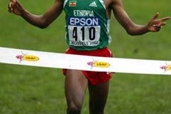 Kenenisa Bekele (ETH) wins the men's short course race (Getty Images)