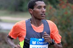 Bazu Worku on his way to winning the Houston Marathon (Victah Sailor)