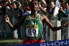 Kenenisa Bekele crosses the finish in the men's short race (Getty Images)