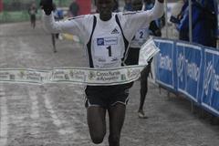 Wilson Kiprop winning in Villa Lagarina (Daniele Mosna)