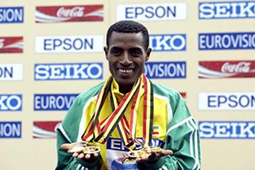 Kenenisa Bekele shows off his four Brussels' golds (two individual and two team) (Victah Sailer)