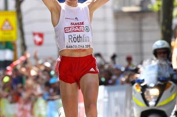 Victor Rothlin taking the 2010 European Marathon title in Barcelona (/ Bongarts)