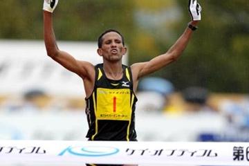 Yemane Tsegay taking the Lake Biwa Marathon title (Yohei Kamiyama/Agence SHOT)