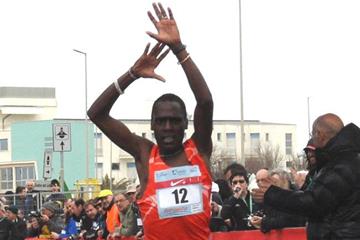 Peter Kimeli winning the 2010 Roma Ostia Half Marathon (Alberto Zorzi)