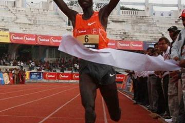 Titus Mbishei winning the Sunfeast 10K in Bangalore (organisers)