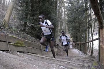Wilson Kiprop (front) and Titus Masai running in the 2009 Eurocross (Rosch Kohl)