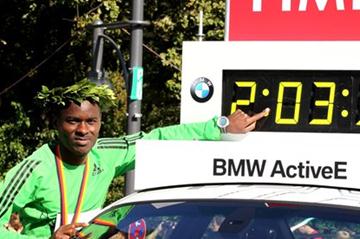 Patrick Makau showing off his World record figures in Frankfurt (photorun.net)
