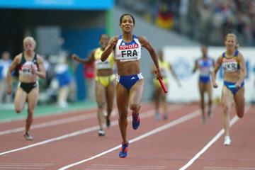 Christine Arron anchors France's 4x100m relay to gold (Getty Images)