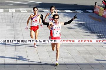 Ryoji Matsushita of Fujitsu kicks to a narrow victory at the 2009 New Year Ekiden in Maebashi (Kazutaka Eguchi/Agence SHOT)