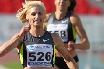 Antonina Krivoshapka on her way to victory in the 400m at the 2012 Russian Championships (Alex Kiselev/sportfoto.ru)