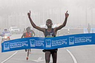 Ethiopia's Lelisa Desisa wins 2013 Standard Chartered Dubai Marathon (Standard Chartered Dubai Marathon)