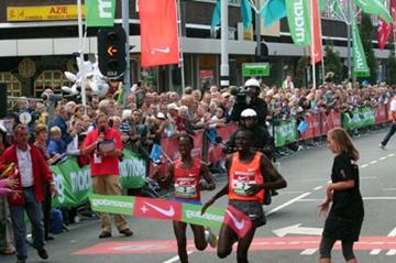 Moses Masai just holds off Charles Kamathi in the 25th edition of the ‘Dam tot Dam’ 10 Miles (Tom Metiary)