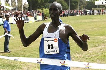Kiprono Menjo taking the Almond Blossom Cross (Almond Blossom organisers)