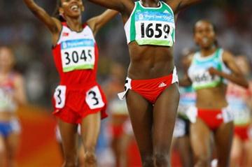 Tirunesh Dibaba crosses the line ahead of Elvan Abeylegesse to replicate the 1-2 from the 10,000m (Getty Images)
