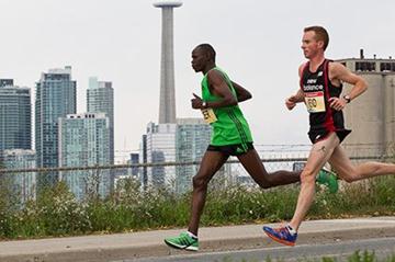 Stephen Chelimo pacing Reid Coolsaet in the 2011 Toronto Waterfront Marathon (Scotiabank Toronto Waterfront Marathon)