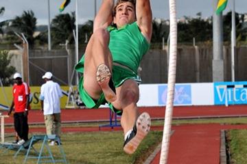 Cheyne Rahme vaulting the the African junior title in the pole vault (Clyde Koa Wing)