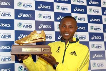 Geoffrey Mutai with his 2012 AIMS/ASICS world male athlete of the year award (AIMS)