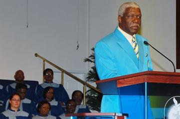 BAAA President Mike Sands addresses the BAAA gathering at the Evangelistic Temple on 6 May (Deborah Burrows)